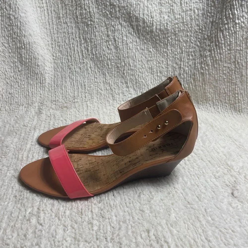 Torrid synthetic Coral & tan ankle strap wedge Sandals back zipper SZ 13